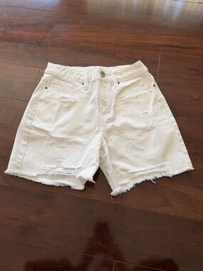 NWT - YMI - Women’s White Distressed Stretch Denim Shorts - Size 3/26